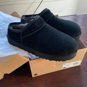 BRAND NEW NEVER WORN BLACK CLASSIC UGG SLIPPERS W9